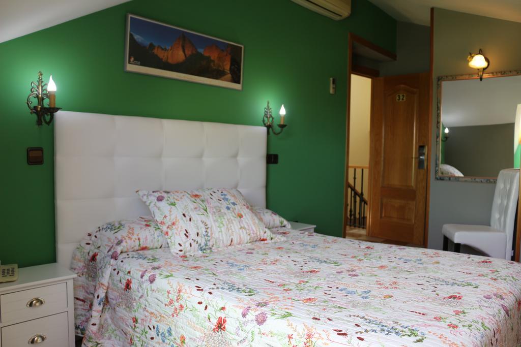 Hostal Don Jaime II Segovia Exteriör bild