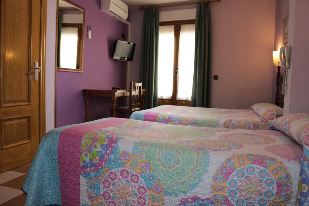 Hostal Don Jaime II Segovia Exteriör bild