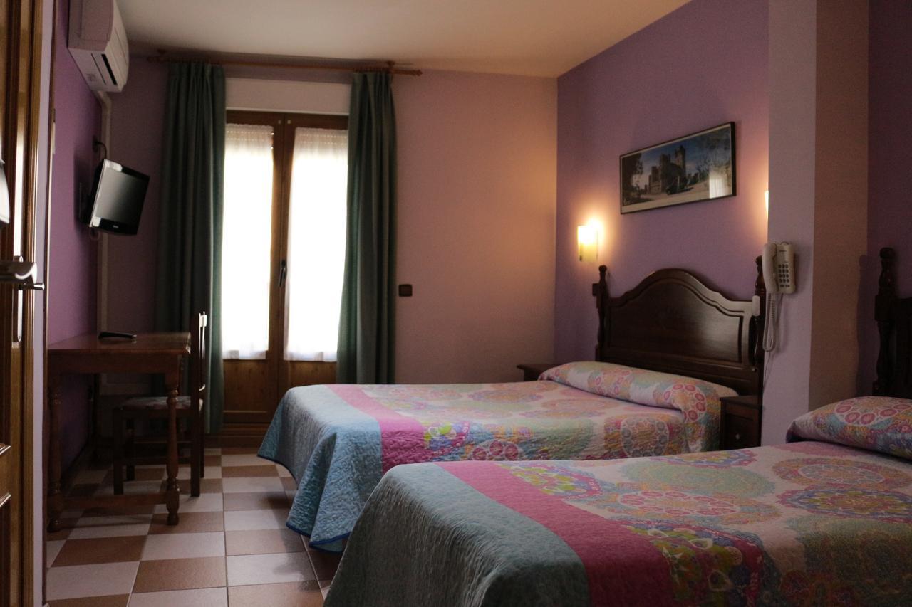 Hostal Don Jaime II Segovia Exteriör bild