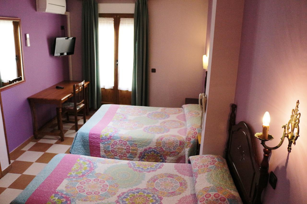 Hostal Don Jaime II Segovia Exteriör bild